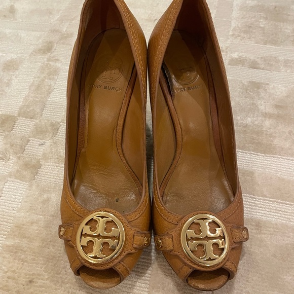 Tory Burch | Leticia Peep-toe Wedge | Tan | Size 8 - Picture 2 of 7